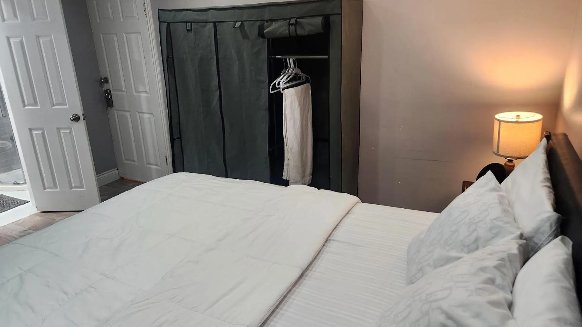 Private Master Bedroom Lower Level Brampton 0*,  Kanada